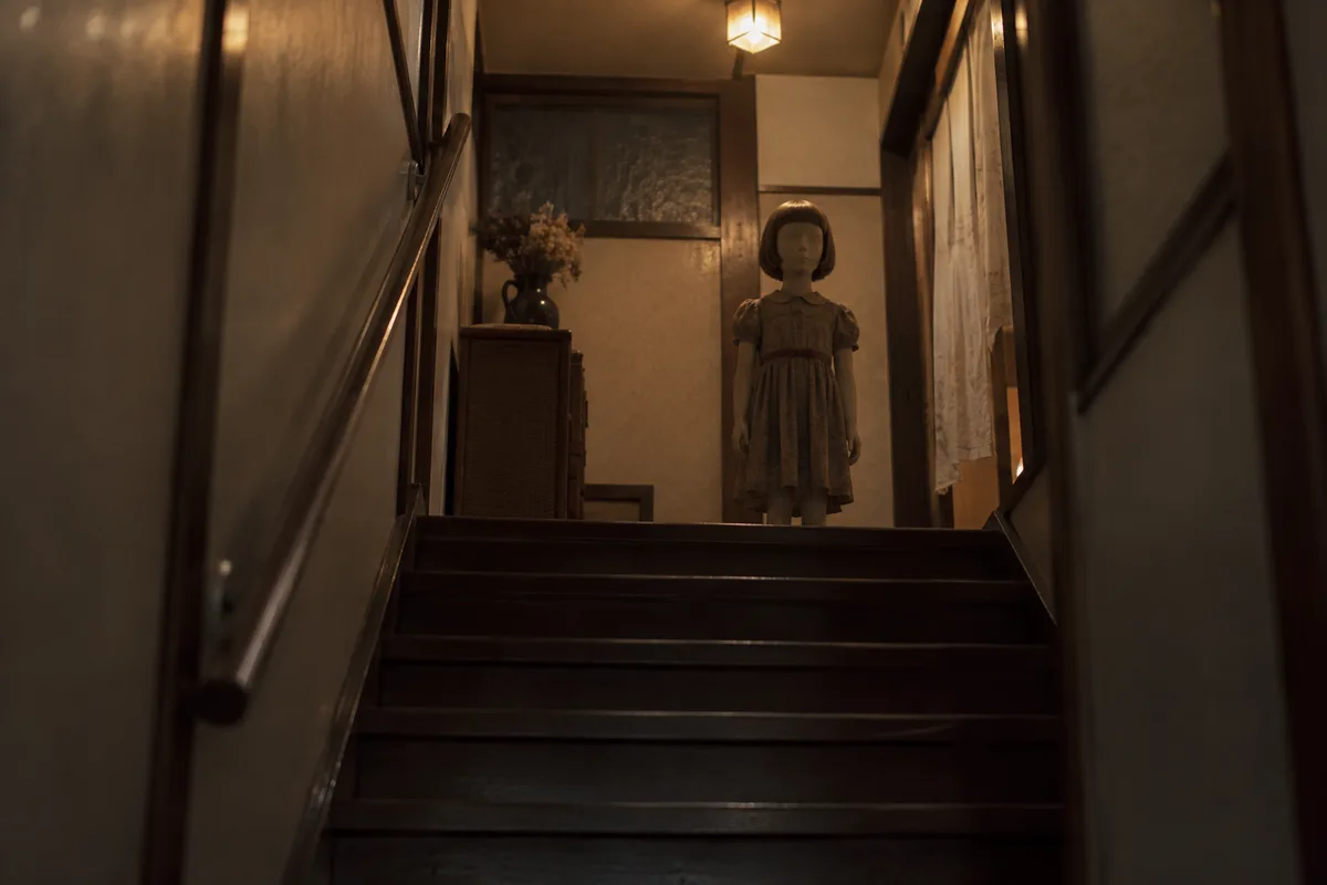 階段の途中の子ども。家族は震えたが、置きっぱなしのマネキンだった。
