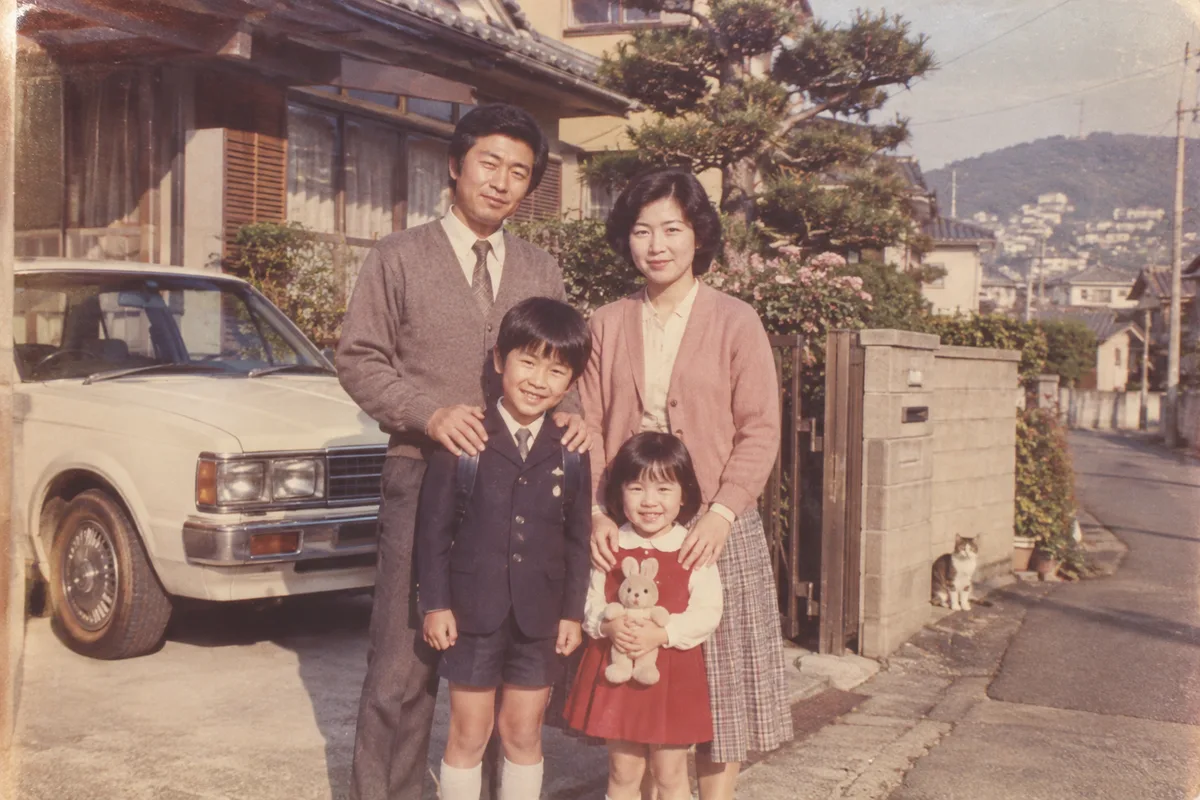 1980年代の家族写真。まだ家族になる前の空気まで写っていそうな一枚。